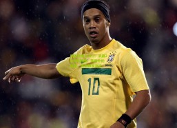 华体会线上入口：武磊2020年回顾，风雨中的执着，传奇脚步渐近