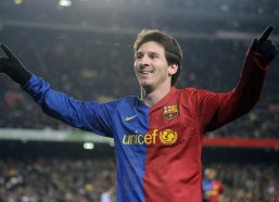 【华体会入口】孔帕尼为约纳坦-塔鸣不平，犯规判罚引争议；凯恩天赋与勤奋铸就辉煌