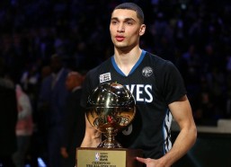 华体会娱乐：国足主帅伊万训练前激励全队 强调专注与团结迎战澳大利亚