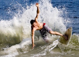 华体会线上入口-荷兰女足国脚罗尔德公开恋情，回首亲密照批评风波