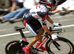 【华体会线上入口】绿茵哲学，德国老帅舍费尔谈足球三角—激情、动力与信任的永恒基石