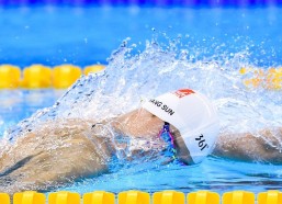 华体会入口：美记镜头下的轻松时刻，浓眉与詹姆斯赛前嬉闹彰显湖人团队化学反应