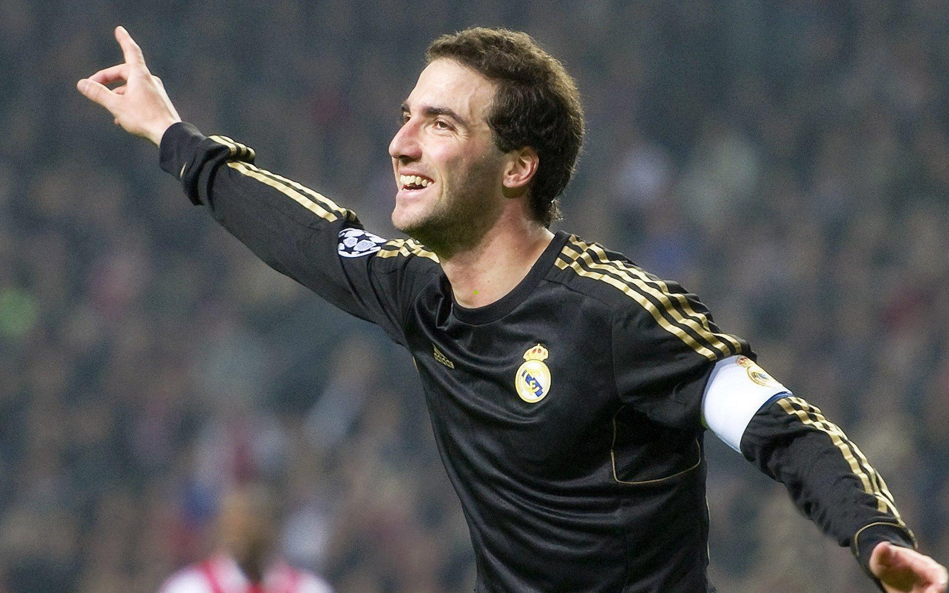 战术革新显奇效！菱形中场筑牢红军防线，伊萨克哑火告负