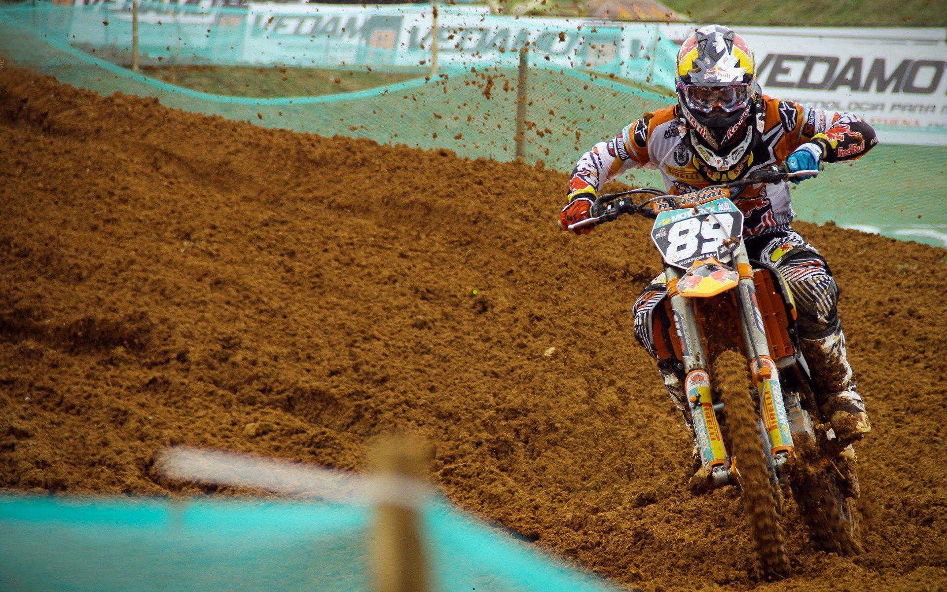 六位国际裁判老友再度访华 国足虚心取经深化规则理解